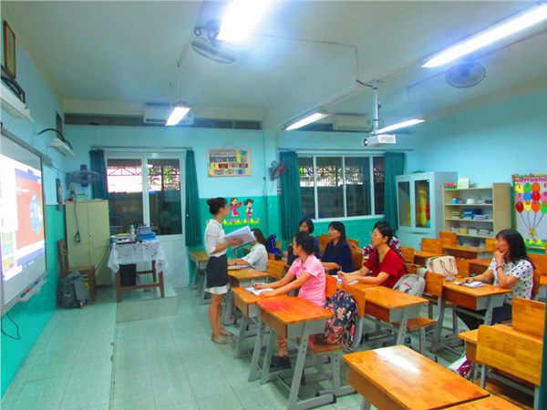 Tập huấn sử dụng bảng tương tác cho các thầy cô giáo khối 1